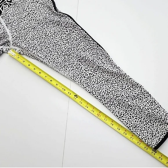 Lululemon Real Quick Tight Crops Miss Mosaic White Posey Black White Size 8 - Picture 14 of 14